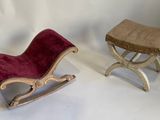 paire de fauteuils à bascule anciens en bois, avec des assises recouvertes de velours rouge