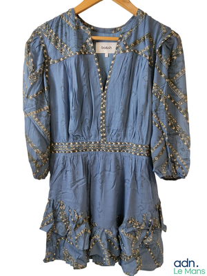 une photo d'une robe bleue sur un cintre