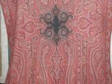 une photo d'une couverture à motifs cachemire rouges et noirs