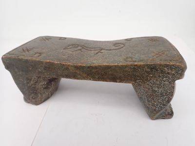 un banc en pierre sur lequel figure une inscription sur une surface blanche
