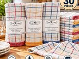 un gros plan sur une pile de serviettes posée sur une table en bois