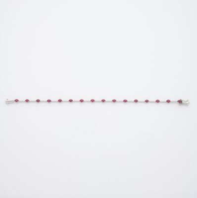 un bracelet de perles rouges sur fond blanc