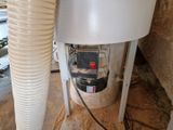 une photo d'un chauffe-eau auquel est raccordé un tuyau
