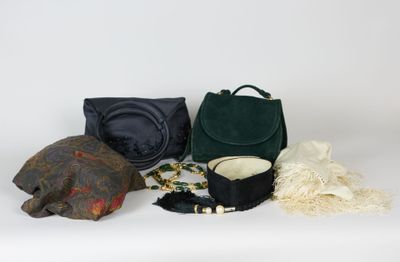 un assortiment d'articles comprenant un sac à main, un chapeau, une écharpe et d'autres articles