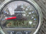 un gros plan du compteur de vitesse d'une moto