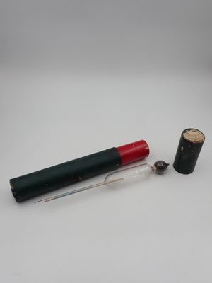 un stylo et un briquet posés sur une table