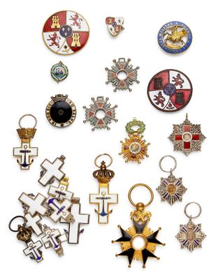 une série de médailles et de croix de différents types sur fond blanc