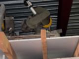 une machine placée au milieu d'une pièce