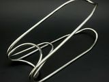 une paire de ciseaux posée sur une surface noire