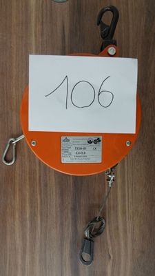 une affiche accrochée à un crochet sur une porte
