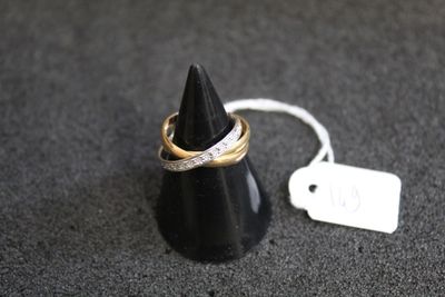 un anneau fixé sur un cône, avec une étiquette de prix attachée