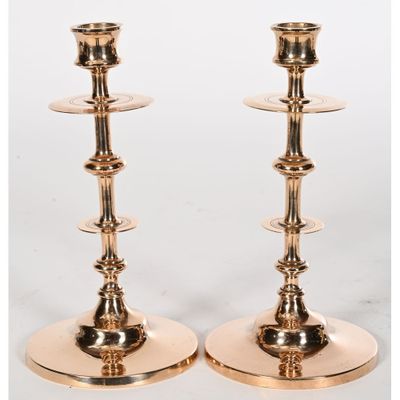 une paire de chandeliers en laiton sur fond blanc