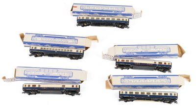 six wagons bleus et blancs sont alignés sur une surface blanche