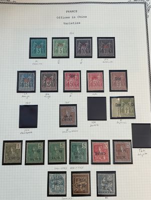 une vaste collection de timbres provenant de différents pays, rassemblée sur une feuille de papier