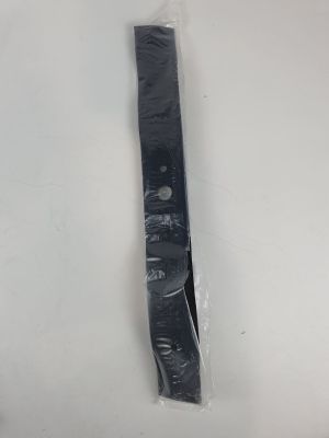 une cravate noire emballée dans du plastique, posée sur une surface blanche