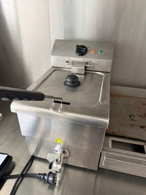une photo d'une friteuse professionnelle dans une cuisine
