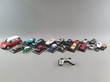 un grand nombre de petites voitures posées sur une table