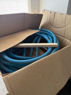 une boîte en carton contenant tout un tas de tuyaux bleus