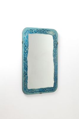 un miroir accroché au mur de la pièce