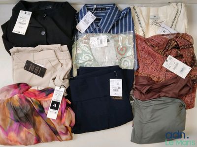 beaucoup de vêtements qui restent sur une étagère