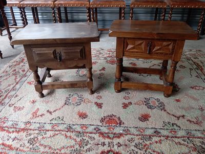 deux tables en bois munies de tiroirs, posées sur un tapis