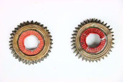 paire d'engrenages vintage en métal avec des finitions rouges et dorées
