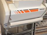 une machine placée au milieu d'une pièce