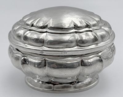 NUREMBERG, vers 1750. SUCRIER ovale en argent à cotes pincée…