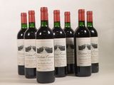 six bouteilles de vin rouge sont alignées sur une surface blanche