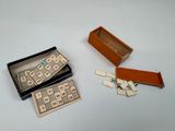 une petite boîte contenant un jeu de Scrabble
