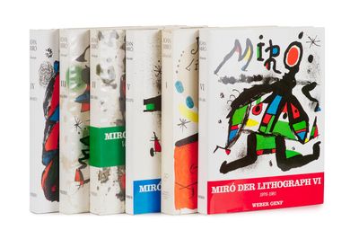 trois livres sont empilés sur une surface blanche