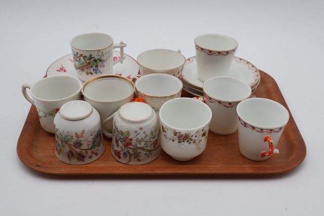 Trois tasses avec soucoupes en porcelaine, les anses orange (peti...