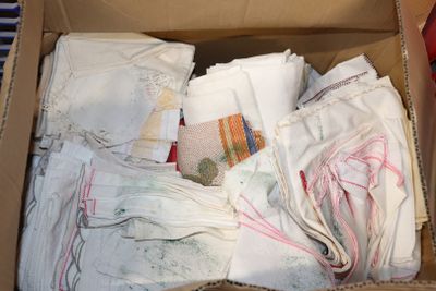 Lot de nappes et serviettes diverses dans un carton.
