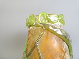 un vase en verre orné d'un motif jaune et vert