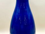 un vase bleu posé sur une table