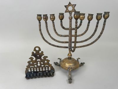 une image représentant une menorah surmontée d'une étoile de David