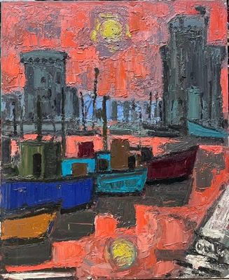 une peinture à l'huile représentant des bateaux dans un port au coucher du soleil, avec des bâtiments en arrière-plan