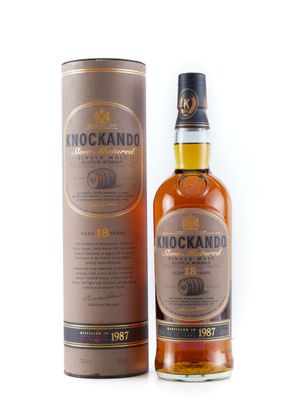 une bouteille de whisky Knockando à côté d'un carton