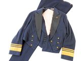 une veste bleu marine avec des garnitures dorées, une chemise blanche et un pantalon blanc