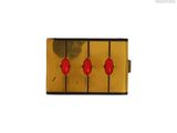 une image représentant un objet rouge et jaune sur fond blanc