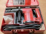 une caisse à outils rouge avec des outils sur une table