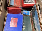 de nombreux livres dans une boîte posée par terre