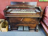 un piano qui se trouve dans une pièce où il y a un canapé
