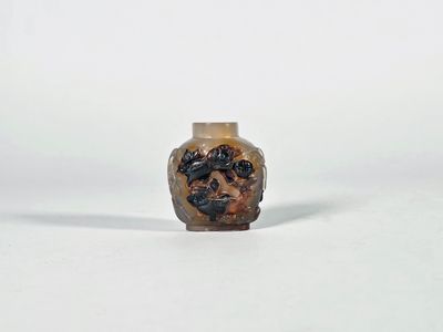 Flacon tabatière en agate grise veiné de brun et rouille, à …