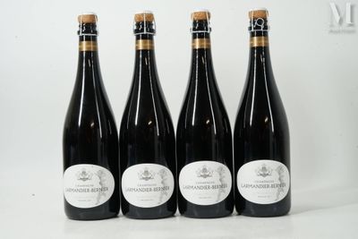 quatre bouteilles de vin sont alignées sur une table