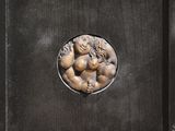 un gros plan sur une plaque métallique représentant une femme tenant un enfant dans ses bras