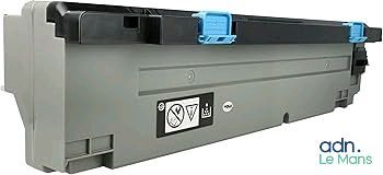 un gros plan sur un toner noir et bleu sur fond blanc