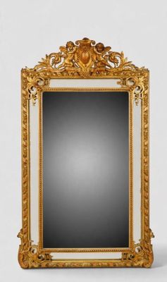 un miroir à cadre doré posé sur un mur blanc