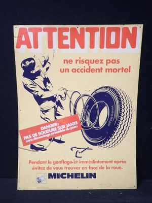 une publicité pour un magasin de pneus en France, avec la photo d'un homme tenant un pneu