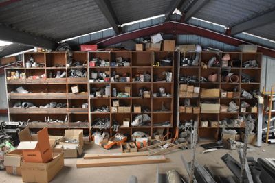 un garage avec de nombreux outils sur les étagères
